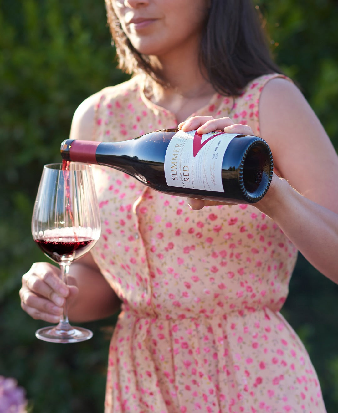 🇺🇸 Although we’re already i n autumn, a wine that transpor ts you to the warmth of summer- VIK A Cabernet Nouveau. Its vibrant notes of ripe red fruits, roses, and a delicate hint of spices blend with an enveloping freshness, silky te.jpg__PID:4b2949ca-171d-4a38-96b5-7b883e0d3c5f